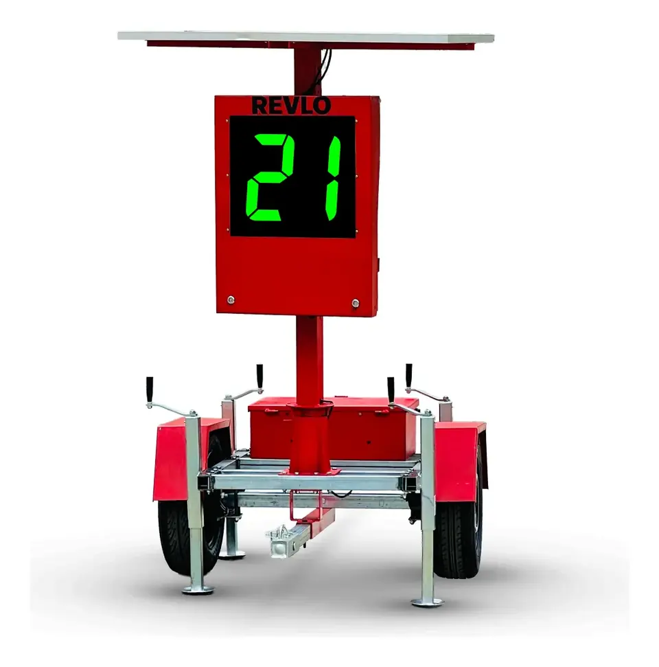 Lombada eletrônica móvel vermelha sobre reboque com painel solar e display de velocidade