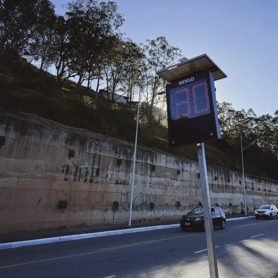 Lombada eletrônica Revlo instalada em via urbana